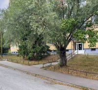 BENADOVA - 4-IZBOVÝ BYT PO KOMPLETNEJ REKONŠTRUKCII, 79 m², LOGGIA  - Ulica Benadová v Košiciach - mestská časť Dargovských hrdinov, bytový dom obklopený zeleňou.
