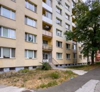 BENADOVA - 4-IZBOVÝ BYT PO KOMPLETNEJ REKONŠTRUKCII, 79 m², LOGGIA  - Bytový dom na ulici Benadová, Dargovských hrdinov, Košice, obklopený chodníkom a stromami.