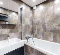 BENADOVA - 4-IZBOVÝ BYT PO KOMPLETNEJ REKONŠTRUKCII, 79 m², LOGGIA  - Kúpeľňa s moderným obkladom a sanitou v 4-izbovom byte.