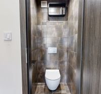 BENADOVA - 4-IZBOVÝ BYT PO KOMPLETNEJ REKONŠTRUKCII, 79 m², LOGGIA  - Toaleta s tmavými obkladmi v 4-izbovom byte, elegantný dizajn miestnosti.