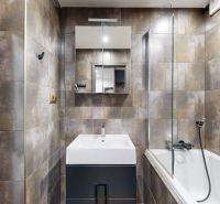 BENADOVA - 4-IZBOVÝ BYT PO KOMPLETNEJ REKONŠTRUKCII, 79 m², LOGGIA  - Kúpeľňa v 4-izbovom byte s vaňou, umývadlom a práčkou v štýlových obkladoch.