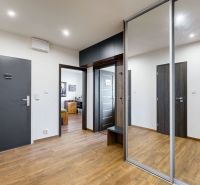 BENADOVA - 4-IZBOVÝ BYT PO KOMPLETNEJ REKONŠTRUKCII, 79 m², LOGGIA  - Interiér 4-izbového bytu s podlahou s dreveným dekorom a vstavanými skriňami.