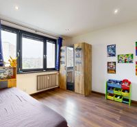 BENADOVA - 4-IZBOVÝ BYT PO KOMPLETNEJ REKONŠTRUKCII, 79 m², LOGGIA  - Detská izba v 4-izbovom byte s podlahou s dreveným dekorom a dekoráciami na stenách.