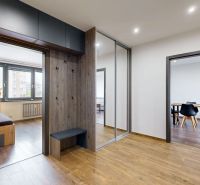BENADOVA - 4-IZBOVÝ BYT PO KOMPLETNEJ REKONŠTRUKCII, 79 m², LOGGIA  - Vstupná hala 4-izbového bytu s podlahou s dreveným dekorom, vstavanou skriňou a vešiakmi.