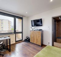 BENADOVA - 4-IZBOVÝ BYT PO KOMPLETNEJ REKONŠTRUKCII, 79 m², LOGGIA  - Izba v 4-izbovom byte s podlahou s dreveným dekorom, pracovným stolom a televíziou.