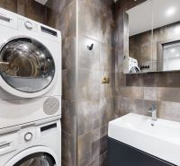 BENADOVA - 4-IZBOVÝ BYT PO KOMPLETNEJ REKONŠTRUKCII, 79 m², LOGGIA  - Kúpeľňa s práčkou, sušičkou a umývadlom v 4-izbovom byte.