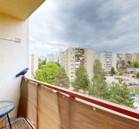 BENADOVA - 4-IZBOVÝ BYT PO KOMPLETNEJ REKONŠTRUKCII, 79 m², LOGGIA  - Výhľad z balkóna 4-izbového bytu na ulici Benadová v Košiciach s obytnými blokmi.