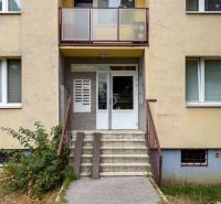 BENADOVA - 4-IZBOVÝ BYT PO KOMPLETNEJ REKONŠTRUKCII, 79 m², LOGGIA  - Vchod do bytového domu na Benadovej ulici v Košiciach, časť Dargovských hrdinov.