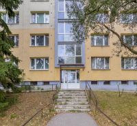 BENADOVA - 4-IZBOVÝ BYT PO KOMPLETNEJ REKONŠTRUKCII, 79 m², LOGGIA  - Vchod bytového domu na Benadovej v Košiciach, obklopený zeleňou, vhodný pre 4-izbový byt.