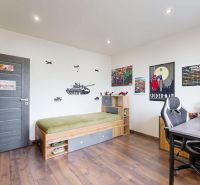 BENADOVA - 4-IZBOVÝ BYT PO KOMPLETNEJ REKONŠTRUKCII, 79 m², LOGGIA  - Detská izba v 4-izbovom byte s podlahou s dreveným dekorom a dekoráciami na stenách.