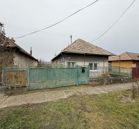 DOM NA PREDAJ, Obec Sikenica, okres Levice - Rodinný dom v Sikenici so starším plotom a záhradou, obklopený ďalšími domami.