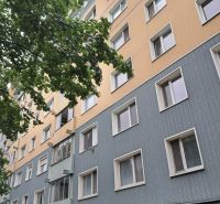 4 izbový byt v centre mesta STUPAVA za výnimočnú cenu - Bytový dom na Hlavnej ulici v Stupave, so stromami v popredí.