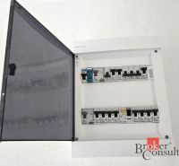 4 izbový byt v centre mesta STUPAVA za výnimočnú cenu - Elektrická rozvodná skriňa v 4-izbovom byte s otvorenými ističmi.