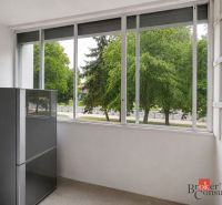 4 izbový byt v centre mesta STUPAVA za výnimočnú cenu - Zasklená lodžia so zeleňou za oknom v 4-izbovom byte.