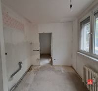 4 izbový byt v centre mesta STUPAVA za výnimočnú cenu - Miestnosť v 4-izbovom byte s bielymi stenami a veľkým oknom.