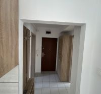3-IZBOVÝ TEHLOVÝ BYT V DUBNICI N/V, BALKÓN, VLASTNÉ KÚRENIE A VÝBORNÉ  - Vstupná chodba so skriňami a dlažbou v 3-izbovom byte.