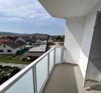 3-IZBOVÝ TEHLOVÝ BYT V DUBNICI N/V, BALKÓN, VLASTNÉ KÚRENIE A VÝBORNÉ  - Výhľad z balkóna v 3-izbovom byte na Okružnej ulici v Dubnici nad Váhom.