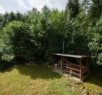 NA PREDAJ-CELOROČNE OBÝVATEĽNÁ CHATA S KRBOM PRI RUŽÍNE - Záhrada pri chate v Jaklovciach na Rovnej 61 s altánkom a okolitou zeleňou.