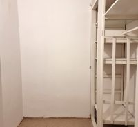 PRENÁJOM - 2 izbový byt Nitra - Chrenová - Úložný priestor s bielymi poličkami v 2-izbovom byte, s podlahou pokrytou kobercom.
