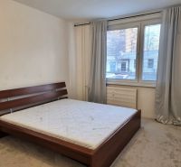 PRENÁJOM - 2 izbový byt Nitra - Chrenová - Spálňa so sivými závesmi, veľkým oknom a posteľou v 2-izbovom byte.