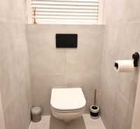 PRENÁJOM - 2 izbový byt Nitra - Chrenová - Kúpeľňa v 2-izbovom byte s moderným závesným WC na svetlých dlaždiciach.