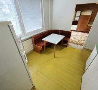 PRENÁJOM Bánovce nad Bebravou/3 IZBOVÝ BYT/ CENTRUM-STRED/ - Kuchyňa v 3-izbovom byte s rohovou lavicou a stolom.