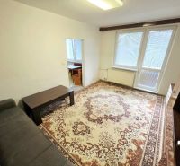 PRENÁJOM Bánovce nad Bebravou/3 IZBOVÝ BYT/ CENTRUM-STRED/ - Obývačka v 3-izbovom byte so vzorovaným kobercom a pohovkou.