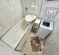 PRENÁJOM Bánovce nad Bebravou/3 IZBOVÝ BYT/ CENTRUM-STRED/ - Kúpeľňa v 3-izbovom byte s vaňou, práčkou a dlažbou.