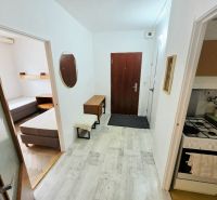 PRENÁJOM Bánovce nad Bebravou/3 IZBOVÝ BYT/ CENTRUM-STRED/ - Vstupná hala 3-izbového bytu s kuchynským kútom a pohľadom do spálne.