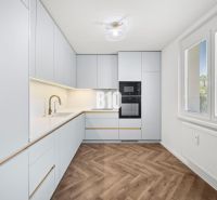 Prémiové bývanie v centre Nitry | 3 izby, veľký balkón - Kuchyňa s moderným vybavením a podlahou s dreveným dekorom v 3-izbovom byte.