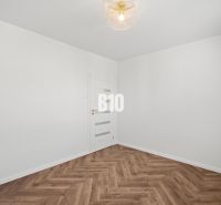 Prémiové bývanie v centre Nitry | 3 izby, veľký balkón - Biela stena a podlaha s dreveným dekorom v 3-izbovom byte.