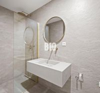 Prémiové bývanie v centre Nitry | 3 izby, veľký balkón - Kúpeľňa s okrúhlym zrkadlom a sprchovacím kútom v 3-izbovom byte.
