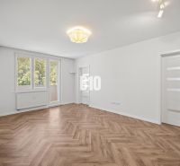 Prémiové bývanie v centre Nitry | 3 izby, veľký balkón - Priestranná miestnosť s podlahou s dreveným dekorom v 3-izbovom byte.