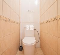 REZERVOVANÉ_1 izb. byt s veľkým balkónom | Klokočina - Nitra - Toaleta s béžovým obkladom v 1-izbovom byte, praktický dizajn a úložný priestor.