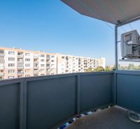 REZERVOVANÉ_1 izb. byt s veľkým balkónom | Klokočina - Nitra - Pohľad z balkóna 1-izbového bytu v Nitre na okolité paneláky.