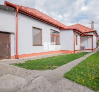Prerobený dom, 981 m2 pozemok - Chrenová, Nitra (TOP lokalita) - Rodinný dom v Nitre s červenou strechou, dvorom a jednoduchou záhradnou úpravou.