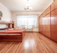 Prerobený dom, 981 m2 pozemok - Chrenová, Nitra (TOP lokalita) - Spálňa v rodinnom dome s posteľou, skriňou a podlahou s dreveným dekorom.