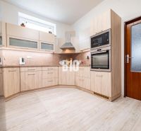 Prerobený dom, 981 m2 pozemok - Chrenová, Nitra (TOP lokalita) - Kuchyňa vo svetlých tónoch s podlahou s dreveným dekorom a vstavanými spotrebičmi.