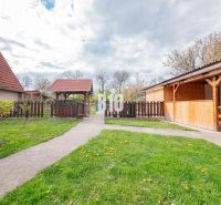 Prerobený dom, 981 m2 pozemok - Chrenová, Nitra (TOP lokalita) - Nitra, rodinný dom, záhrada s dreveným altánkom, chodníkom a oplotením.