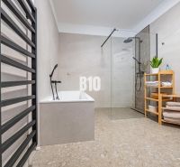 5 izb. bungalov s bazénom, garáž, RED OAK - Nitra, Lužianky - Kúpeľňa v rodinnom dome s vaňou, sprchovým kútom a regálom na uteráky.
