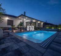 5 izb. bungalov s bazénom, garáž, RED OAK - Nitra, Lužianky - Rodinný dom v Nitre s bazénom a záhradným sedením vo večernej atmosfére.