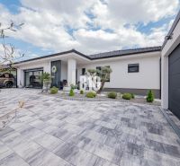 5 izb. bungalov s bazénom, garáž, RED OAK - Nitra, Lužianky - Rodinný dom v Nitre s terasovitou dláždenou plochou a upravenou predzáhradkou.