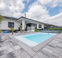 5 izb. bungalov s bazénom, garáž, RED OAK - Nitra, Lužianky - Rodinný dom v Nitre so záhradou, bazénom a terasou.