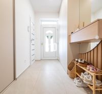 5 izb. bungalov s bazénom, garáž, RED OAK - Nitra, Lužianky - Interiér rodinného domu so svetlou chodbou, botníkom a zrkadlom.
