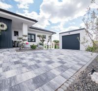 5 izb. bungalov s bazénom, garáž, RED OAK - Nitra, Lužianky - Rodinný dom v Nitre s dlažbou, garážou a dekoratívnym vchodom.