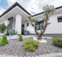 5 izb. bungalov s bazénom, garáž, RED OAK - Nitra, Lužianky - Rodinný dom v Nitre s upravenou záhradou, okrasné kríky a kamenný dizajn.