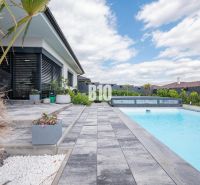 5 izb. bungalov s bazénom, garáž, RED OAK - Nitra, Lužianky - Rodinný dom v Nitre s terasou, bazénom, dlažbou a exotickými rastlinami.