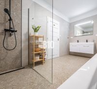 5 izb. bungalov s bazénom, garáž, RED OAK - Nitra, Lužianky - Kúpeľňa s moderným sprchovým kútom a vaňou v rodinnom dome.