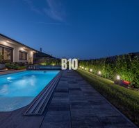 5 izb. bungalov s bazénom, garáž, RED OAK - Nitra, Lužianky - Nočná záhrada pri rodinnom dome v Nitre s osvetleným bazénom a terasou.