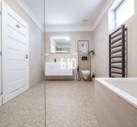 5 izb. bungalov s bazénom, garáž, RED OAK - Nitra, Lužianky - Priestranná kúpeľňa v rodinnom dome s elegantnou vaňou a moderným umývadlom.